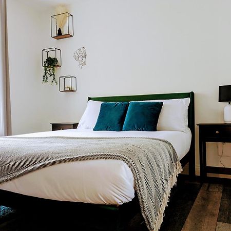 Sterling Stylish 2 Bedroom Central Modern Apartment Дарлингтън Екстериор снимка