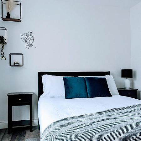 Sterling Stylish 2 Bedroom Central Modern Apartment Дарлингтън Екстериор снимка