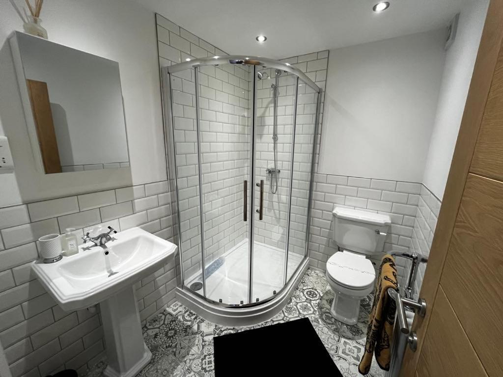 Sterling Stylish 2 Bedroom Central Modern Apartment Дарлингтън Екстериор снимка