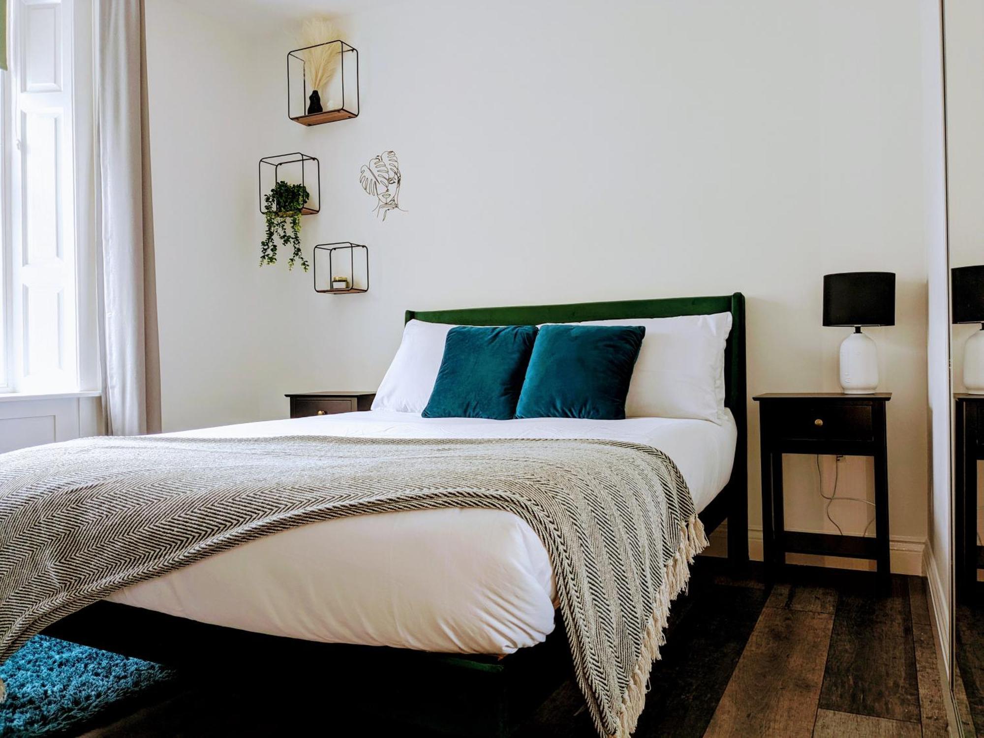 Sterling Stylish 2 Bedroom Central Modern Apartment Дарлингтън Екстериор снимка