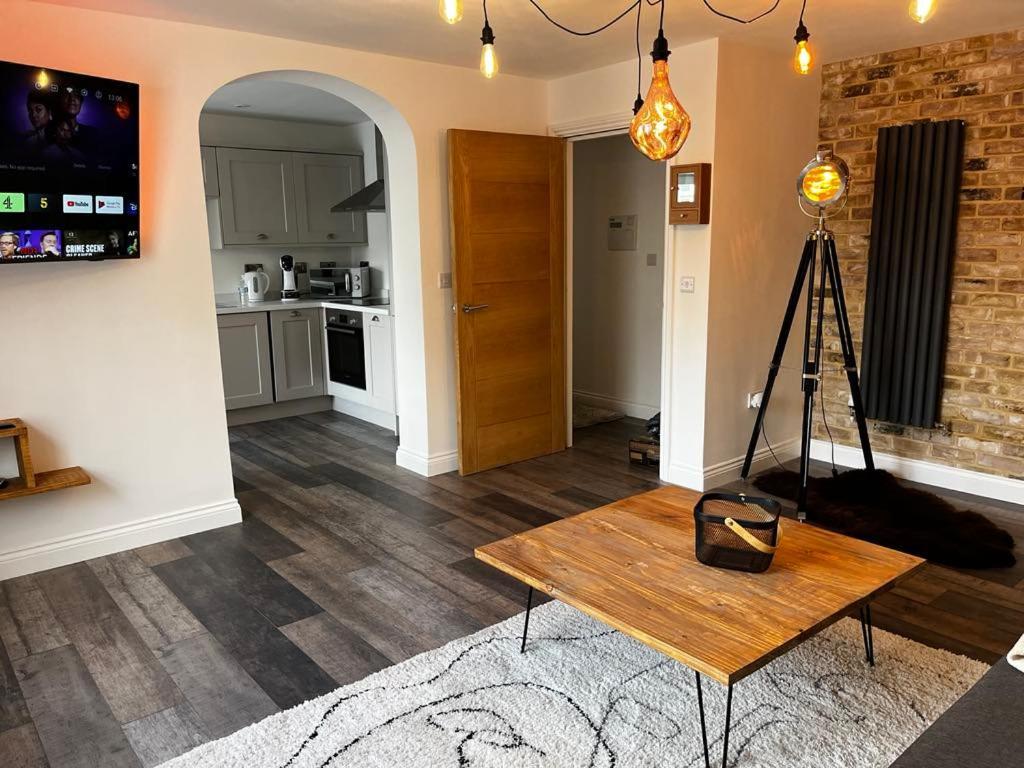Sterling Stylish 2 Bedroom Central Modern Apartment Дарлингтън Екстериор снимка